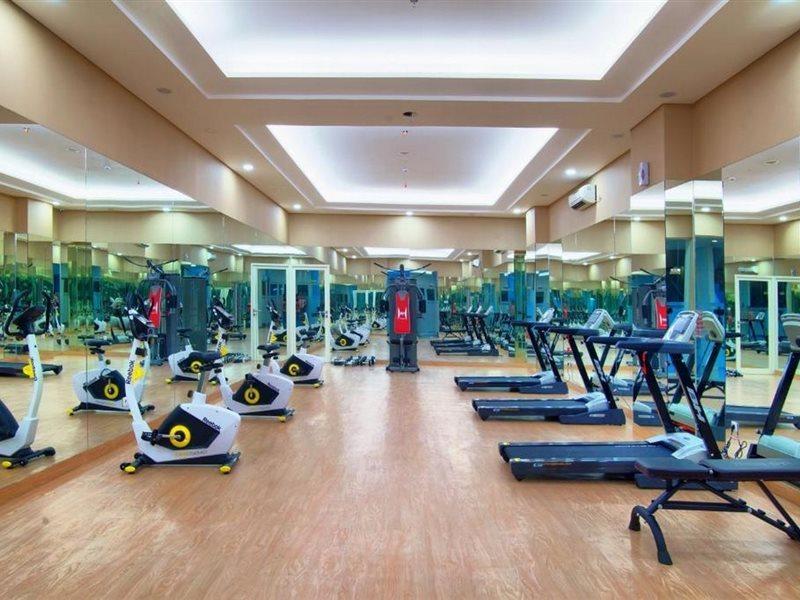 Golden Tulip Essential Makassar Hotell Exteriör bild