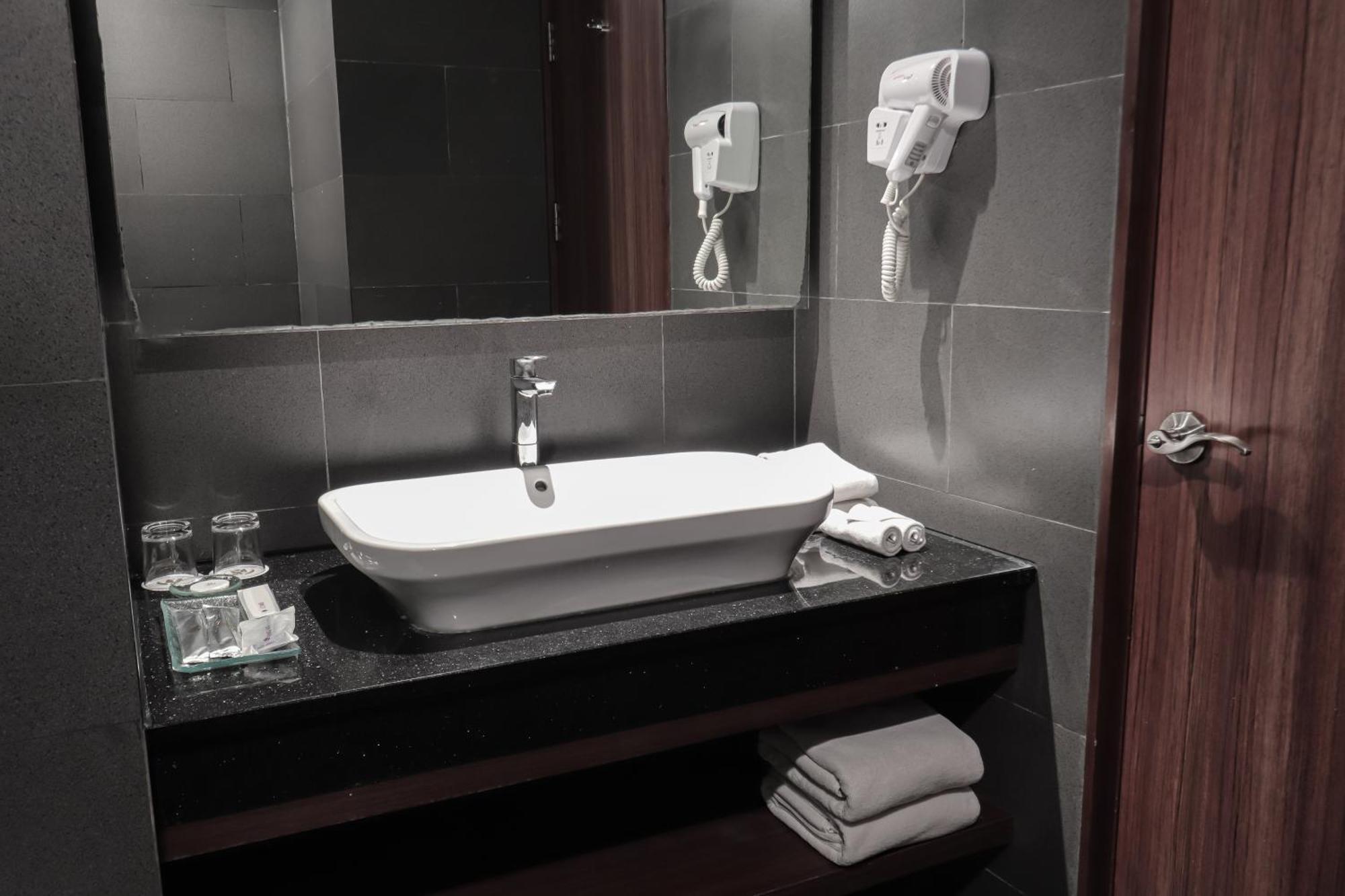 Golden Tulip Essential Makassar Hotell Exteriör bild