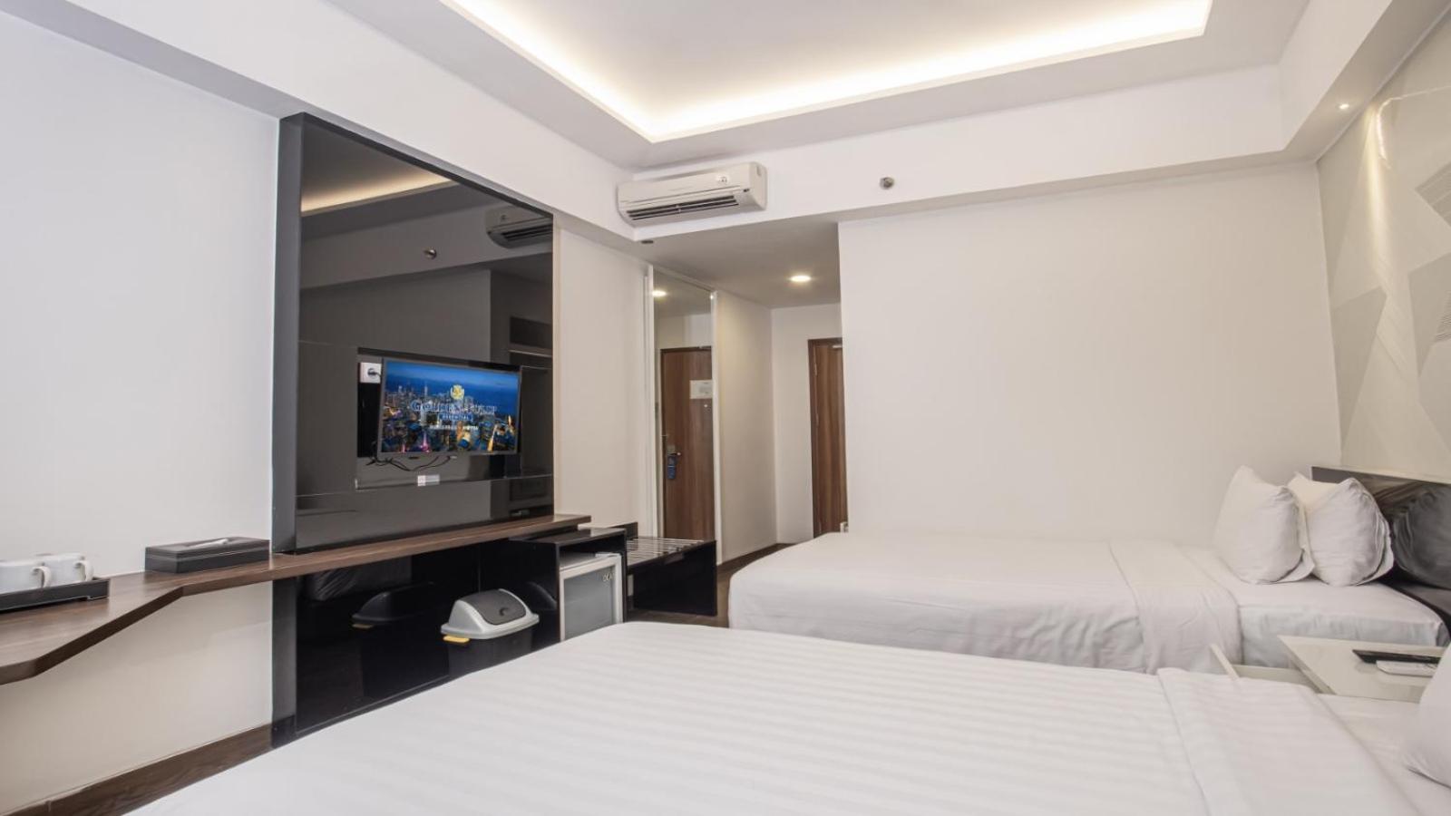 Golden Tulip Essential Makassar Hotell Exteriör bild