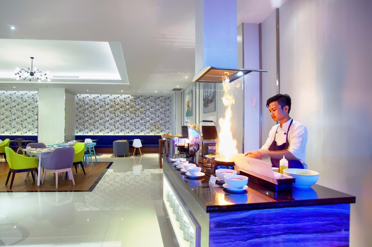 Golden Tulip Essential Makassar Hotell Exteriör bild
