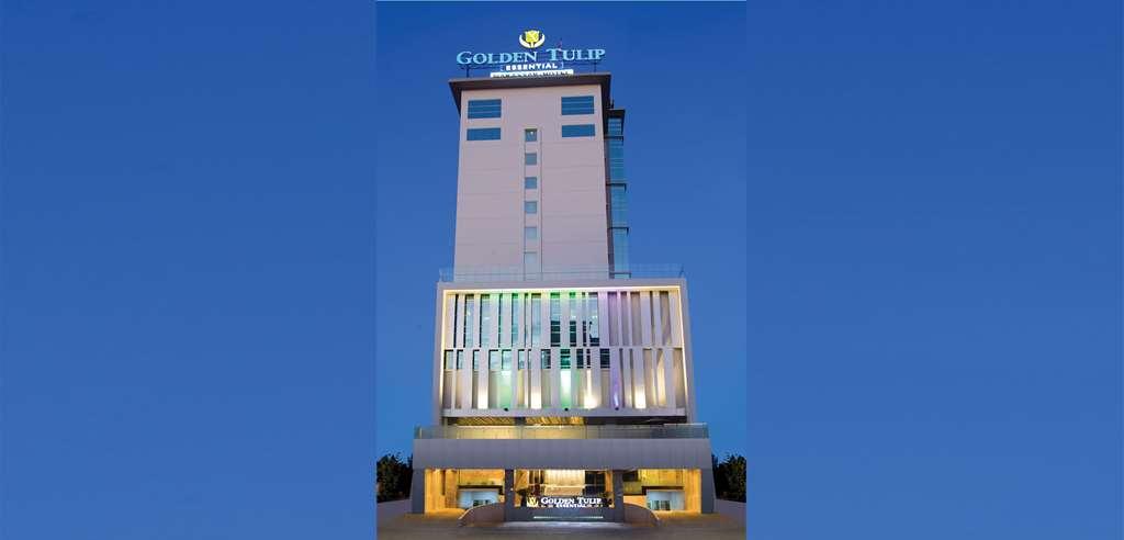 Golden Tulip Essential Makassar Hotell Exteriör bild
